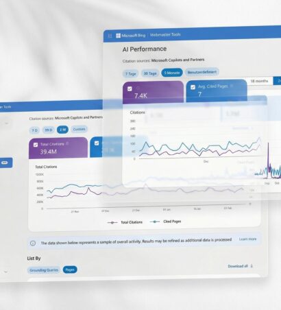 Zwei transparente Browserfenster zeigen die Benutzeroberfläche von Microsoft Bing Webmaster Tools. Das vordere Fenster zeigt Leistungsdaten zur KI-Performance mit 7.4K Zitationen, 7 durchschnittlich zitierten Seiten und 0.52% durchschnittlicher Klickrate, dargestellt in Liniendiagrammen über Monate. Das hintere Fenster zeigt ebenfalls Metriken zur AI-Performance mit 39.4M Gesamtzitationen und einem Liniendiagramm. Im Hintergrund sind weiche Schatten von Palmblättern auf einer hellgrauen Wand zu sehen.