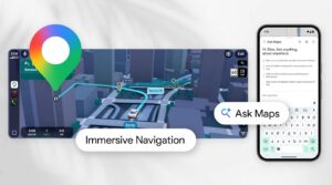 Dieses google-maps-update-ki zeigt immersive Navigation und die 'Ask Maps'-KI-Chatfunktion. Links ist ein Navigationsbildschirm mit einer detaillierten 3D-Stadtansicht, einem weißen Auto auf einer Routenführung und einem großen, bunten Google Maps-Pin zu sehen. Rechts daneben ein Smartphone mit der 'Ask Maps'-Benutzeroberfläche und einer Tastatur, die vordefinierte Fragen zur Navigation anzeigt.