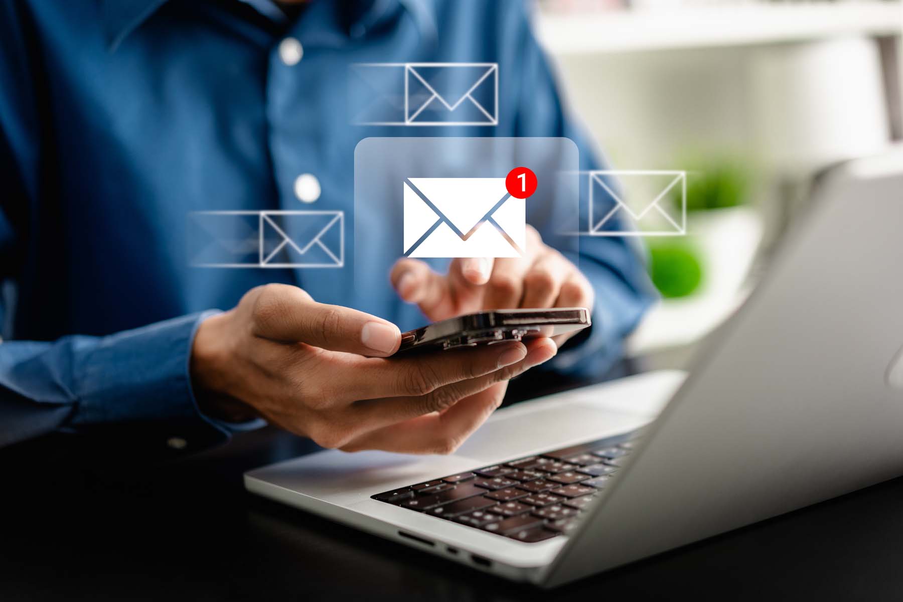 Person mit Smartphone und eingeblendeten E-Mail-Symbolen