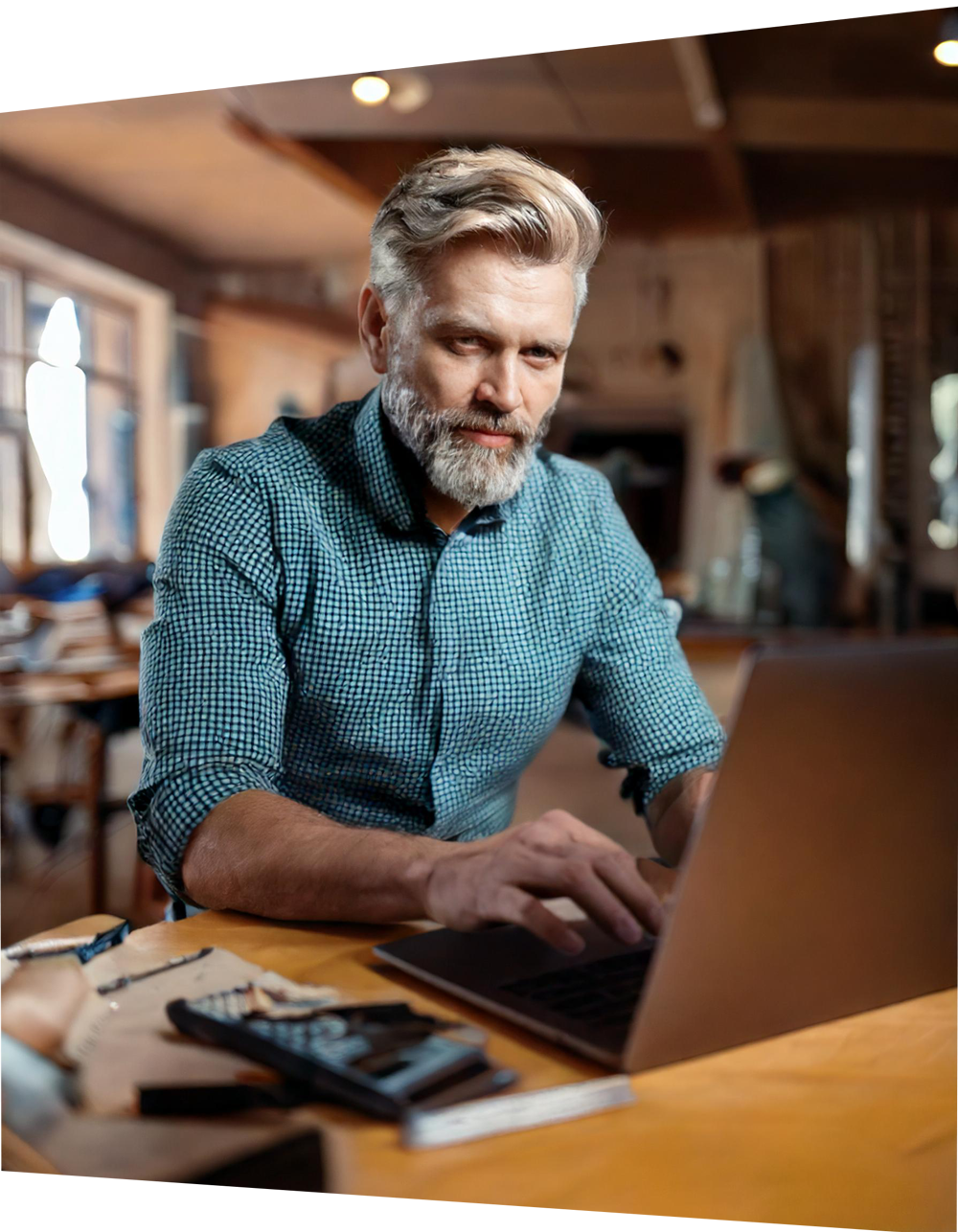 Moderner Handwerker der seine Website anschaut. Individuelle Website für einen handwerker. Er ist begeistert und freut sich, dass Elephants & Monkeys die Website gemacht hat. Denn Die Agentur aus Basel versteht, wie man solche Websites macht.