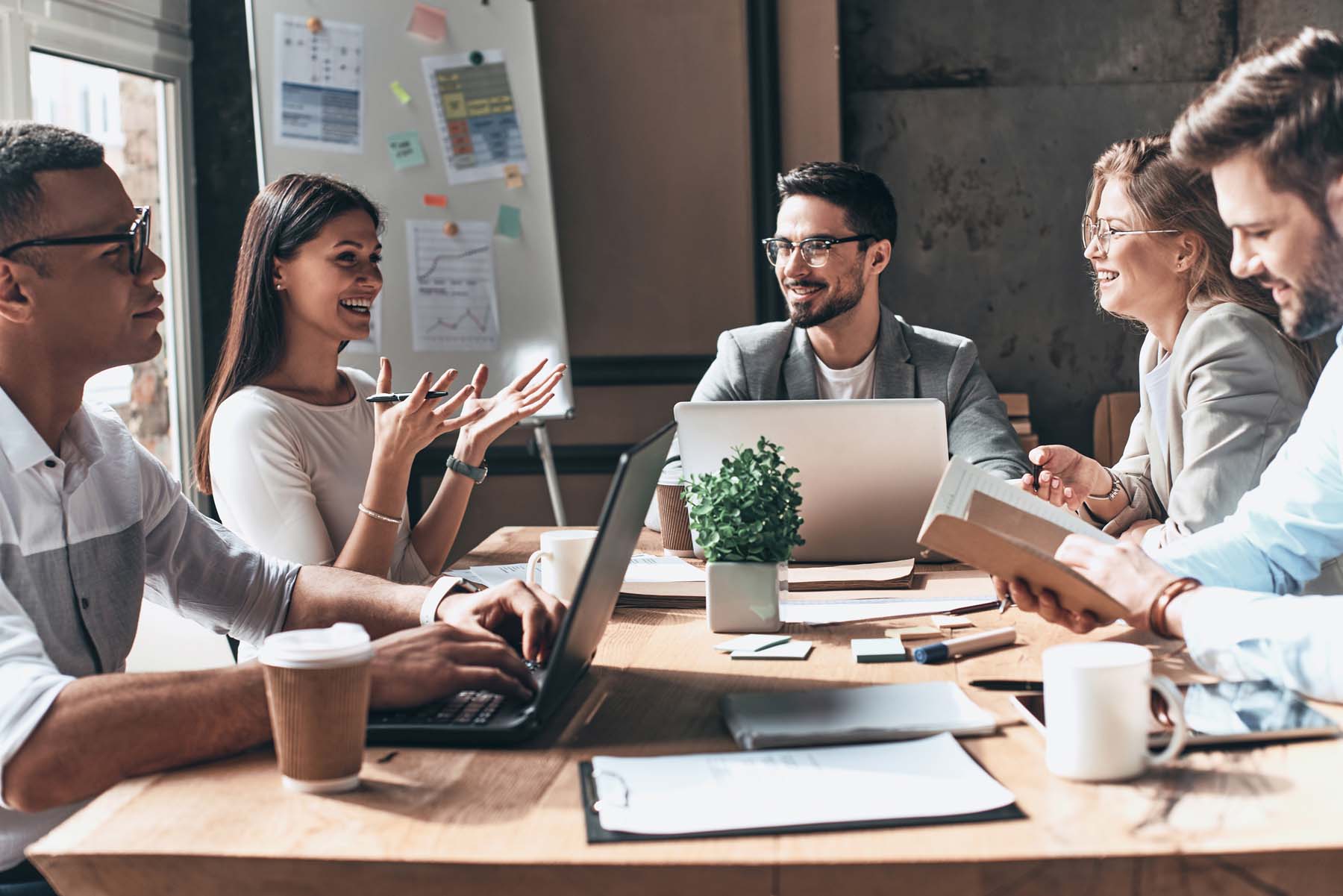 Team entwickelt gemeinsam Ideen am Besprechungstisch