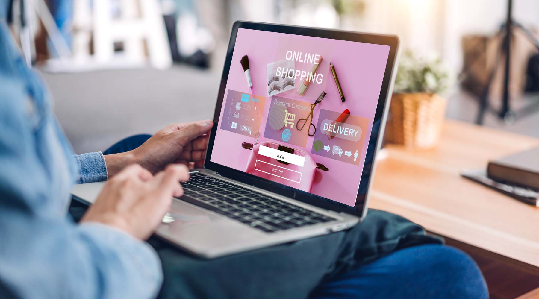 Person betrachtet einen Onlineshop auf einem Laptop