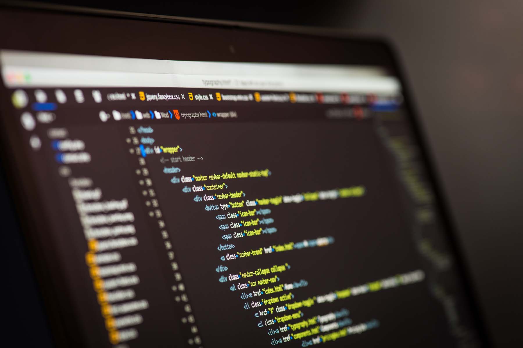 Quellcode auf einem Laptopbildschirm