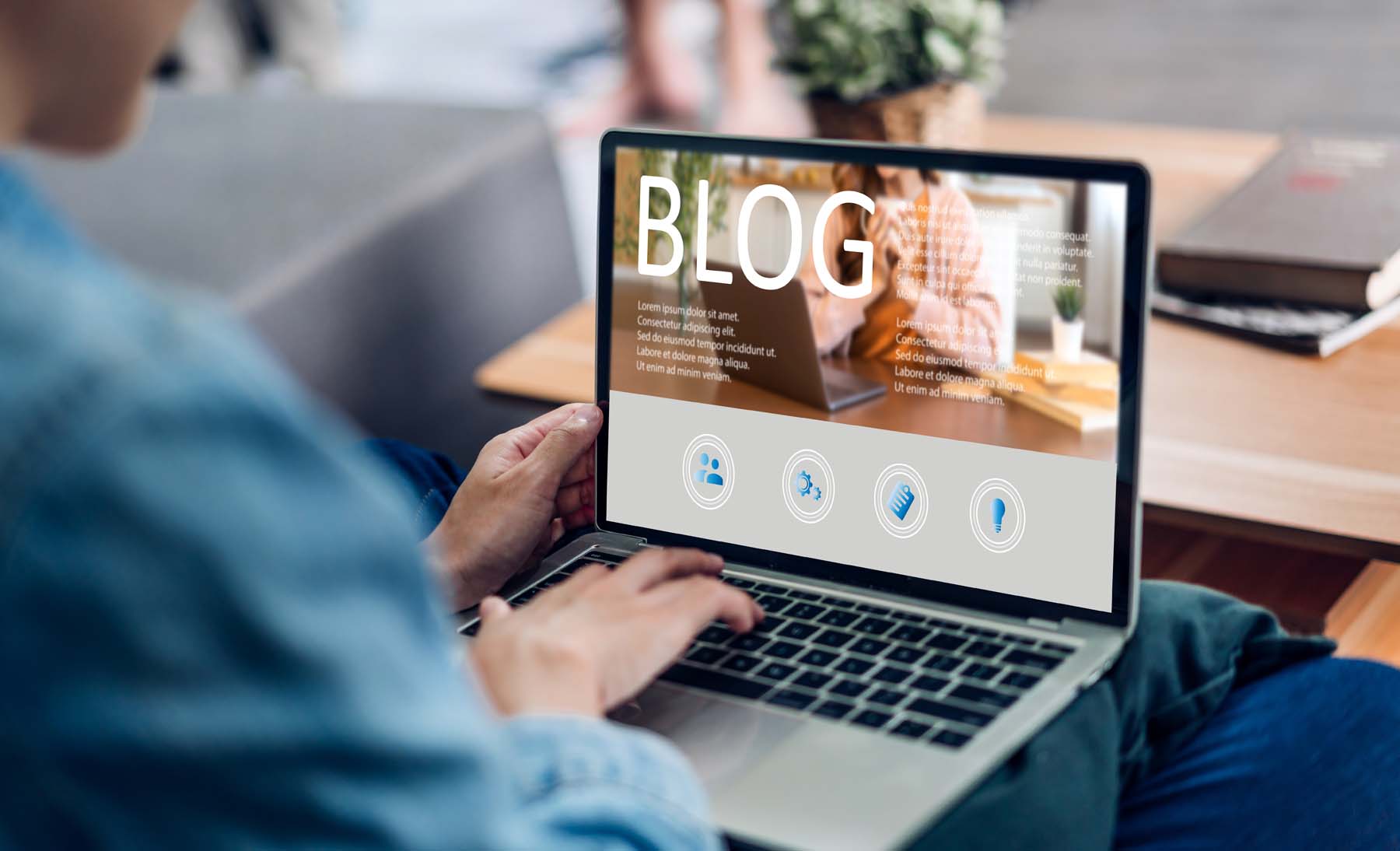 Person bearbeitet einen Blog auf einem Laptop