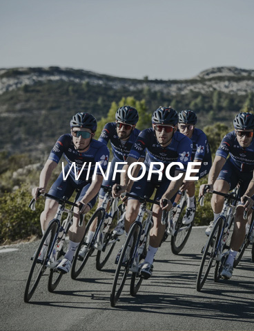 Rennradgruppe mit Winforce-Schriftzug